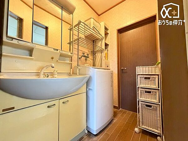 ～Wash room～三面鏡タイプの洗面化粧台です。鏡の裏や引き出しにしっかり収納できるのでスタイリッシュな空間を保てます！