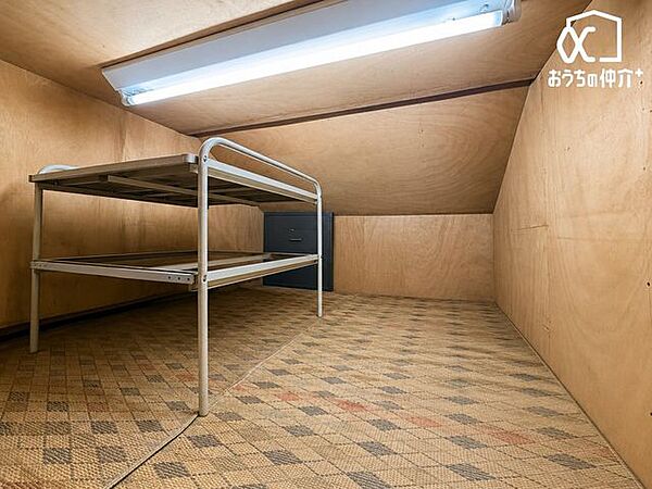 屋根裏収納