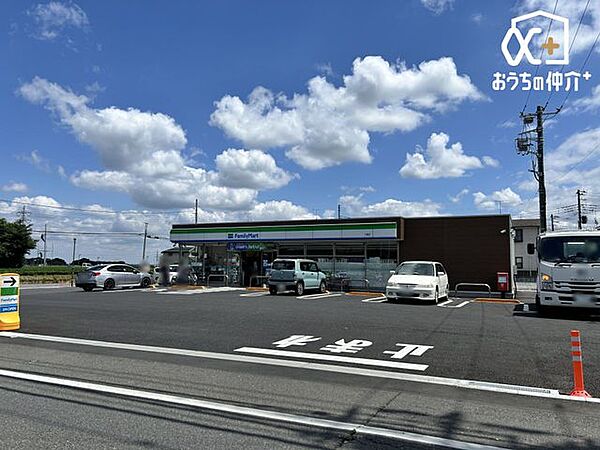 徒歩9分。【ファミリーマート入曽店】営業時間 24時間営業 710m