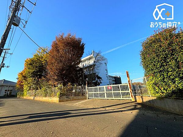 所沢市立狭山ケ丘中学校 徒歩16分。西武池袋線「狭山ヶ丘駅」近くの広々とした敷地がある中学校でございます。周辺からの評判も良いです！ 1230m