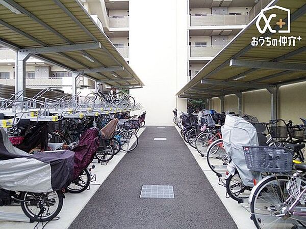 ■駐輪場屋根付きで雨から自転車を守ります。