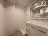 洗面：～Wash room～朝の慌ただしい時間帯でも余裕を持って支度できる広いパウダールーム。もちろん収納も豊富なので見た目もスッキリと整理整頓できます。