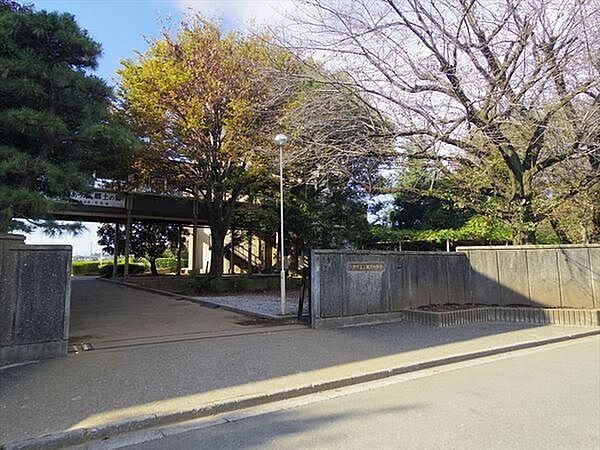 入間市立上藤沢中学校 徒歩17分。【上藤沢中学校】車椅子対応の入り口 1330m