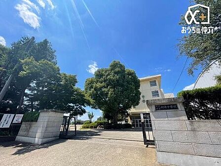 所沢市立向陽中学校 徒歩8分。西武新宿線「新所沢駅」近くの広々とした敷地がある中学校でございます。周辺からの評判も良いです! 570m