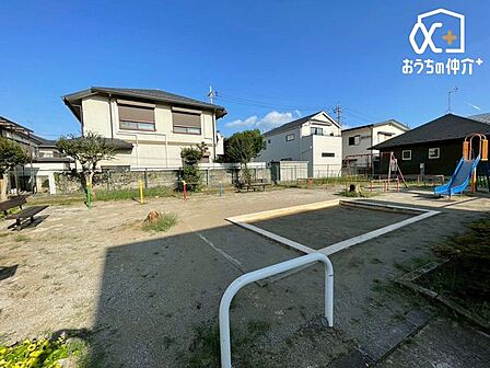 向陽第2公園 徒歩3分。滑り台、鉄棒などの遊具やベンチのある児童公園です。 210m