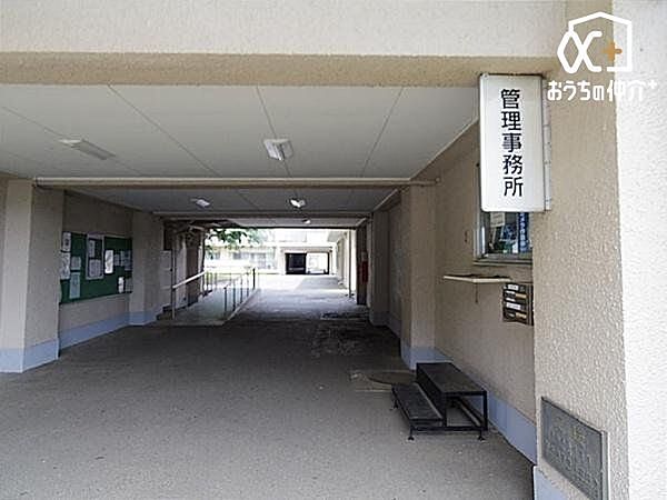 入口に管理事務所あり