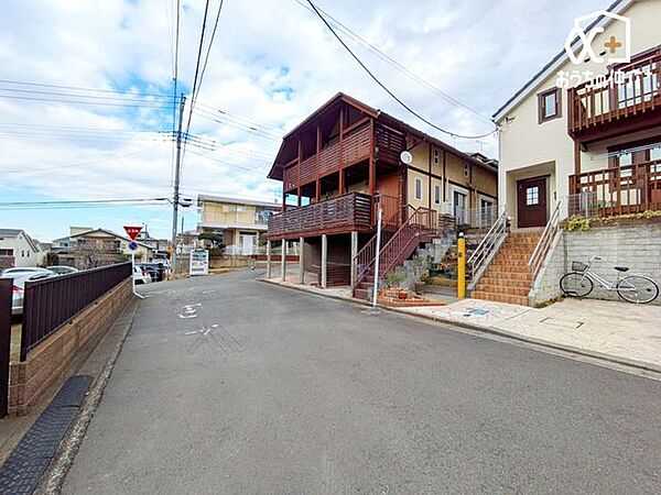 角地につき開放感があります。西側は公道6.0メートル