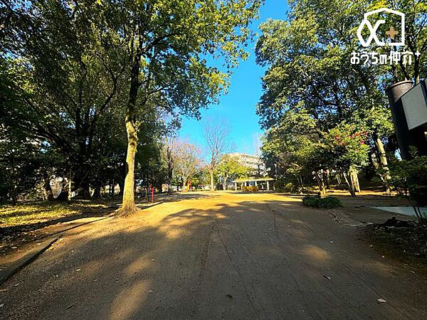 椿峰中央公園 徒歩25分。閑静な道並みの中にある広い公園。緑も豊かで落ち着く環境です。 1990m
