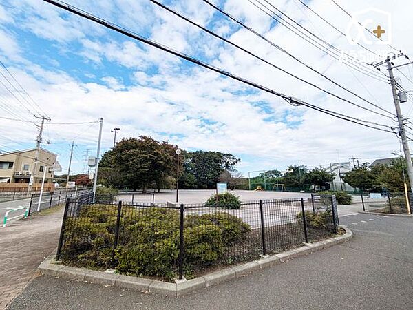 北中公園 徒歩5分。ベンチ、滑り台などの遊具のある緑豊かな公園です。 350m