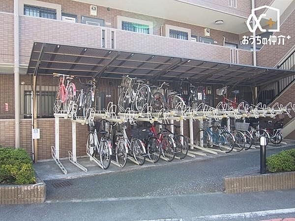 屋根付き駐輪場。