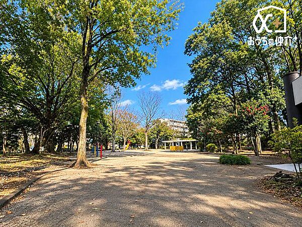 椿峰中央公園 徒歩21分。閑静な道並みの中にある広い公園。緑も豊かで落ち着く環境です。 1670m