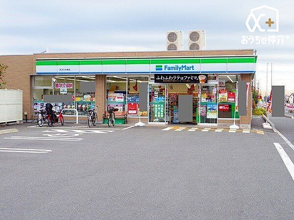 ファミリーマート所沢久米東店 徒歩4分。24時間営業なので、急なお買い物にも便利です。飲食物や軽い日用品を販売しております。駐車場；有 290m