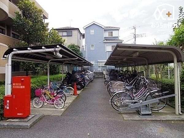 駐輪場は屋根付きで雨から自転車を守ります。