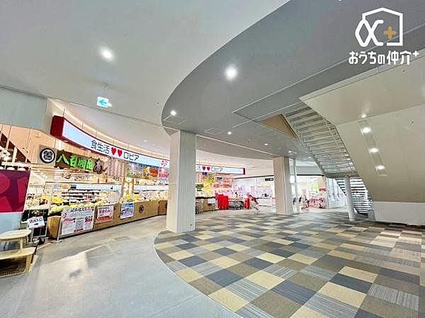 ロピア 所沢島忠ホームズ店 徒歩9分。ロピアはお肉もお魚も、美味しくてたくさん入っていて、うれしいですね！おすすめはウィンナー！とっても美味しいですよ！ 650m