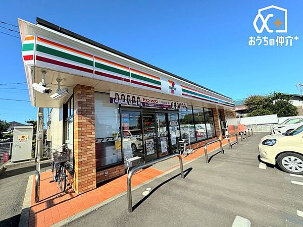 セブンイレブン所沢荒幡店 徒歩14分。24時間営業なので、急なお買い物にも便利です。飲食物や軽い日用品を販売しております。駐車場；有 1050m