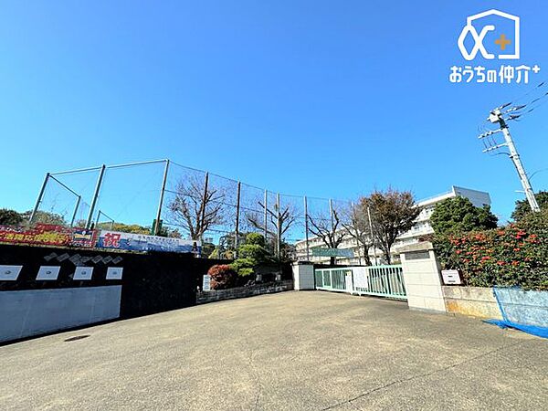 所沢市立荒幡小学校 徒歩15分。閑静な住宅街の中にある校庭の広い小学校 1170m