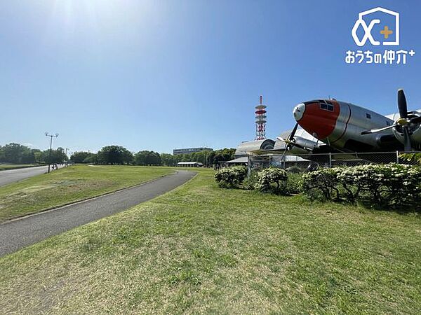 徒歩20分。所沢航空記念公園は、日本における航空発祥の地。広大な敷地にはお子様が楽しめる遊具はもちろん、各運動施設や野外ステージ、航空発祥記念館などがあります。 1590m