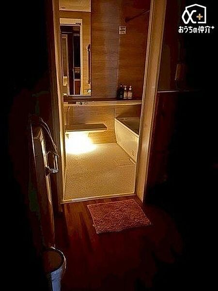 落ち着きのある空間でリラックスバスタイム。バスタブにつかって寛ぎながら心と体をリフレッシュ。一日の疲れを癒してくれる清潔感のあるバスルーム。