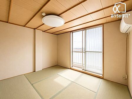 リビングに隣接した6帖和室。床の間付きで落ち着きがあり、客間やくつろぎ空間としても活躍します。和の趣を感じられる整った空間です。※AI画像生成による空室状態をイメージした写真です。