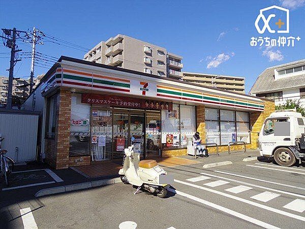 徒歩2分。【セブンイレブン入間豊岡東店】営業時間24時間。車椅子対応の駐車場。お支払い：クレジット カード。 140m