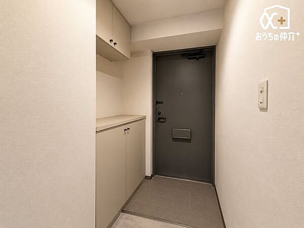 いつも気持ちよく家族を迎えられる玄関※AI画像生成による空室状態をイメージした写真です。