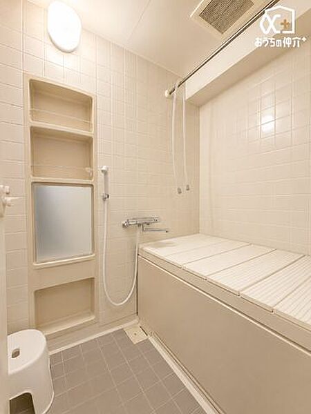落ち着きのある空間でリラックスバスタイム。バスタブにつかって寛ぎながら心と体をリフレッシュ。一日の疲れを癒してくれる清潔感のあるバスルーム。※AI画像生成による空室状態をイメージした写真です。