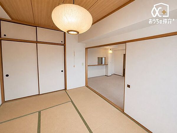 リビングに隣接した6帖和室。床の間付きで落ち着きがあり、客間やくつろぎ空間としても活躍します。和の趣を感じられる整った空間です。※AI画像生成による空室状態をイメージした写真です。