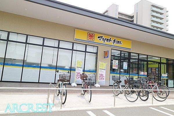 ドラッグストア　マツモトキヨシ　所沢有楽町店 徒歩7分。駐車場が広く行きやすい薬局でございます。取扱商品も豊富です。近くにヤオコーやサイゼリアもございます。 500m