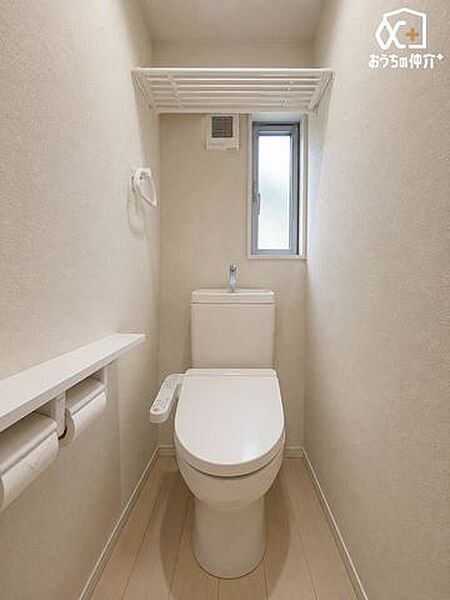 無駄のないデザインが魅力のシンプルなトイレは、清潔感と使いやすさを両立。