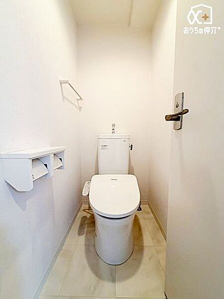 無駄のないデザインが魅力のシンプルなトイレは、清潔感と使いやすさを両立。