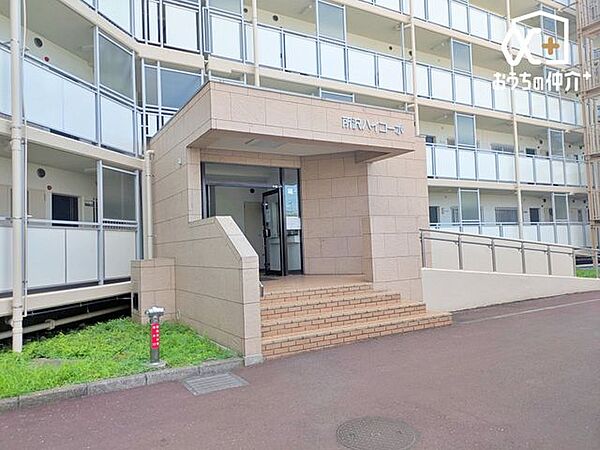 お手入れが行き届いており、緑が青々としているエントランス。