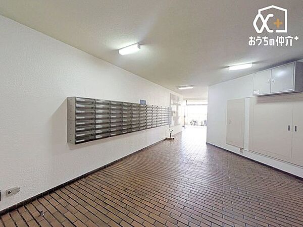 集合ボスとがあるロビー。綺麗に整えられており気持ちの良いマンションの玄関口となっております。