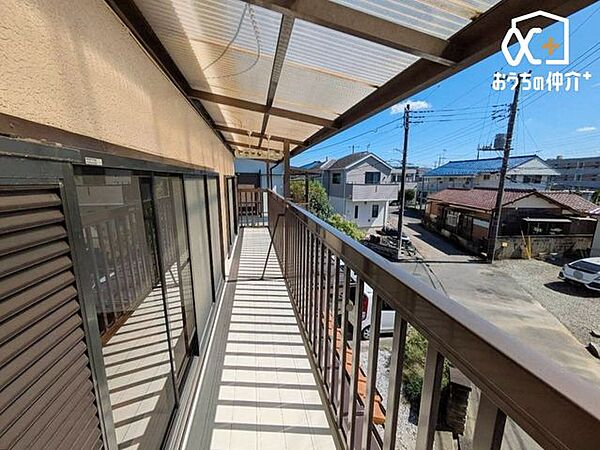 2部屋から出入り可能な広々としたバルコニー～洗濯物や布団がたくさん干せます。