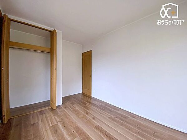 寝室に大容量の収納を完備。衣類や寝具をすっきり整理でき、広々とした空間で快適な暮らしを。