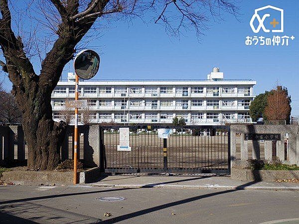 所沢市立中富小学校 徒歩19分。敷地が広く、お子様も伸び伸び過ごせる小学校でございます！ 1450m