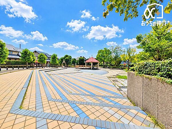 道端東公園 徒歩5分。公園の周囲のレンガ張りの道路から緩やかなスロープが続き、その先には洋風の東屋と木製の休憩場と橋がある、憩いの場として趣のある公園です。 370m