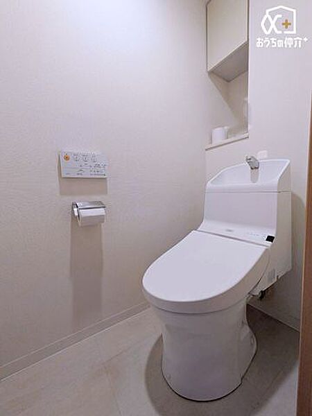 無駄のないデザインが魅力のシンプルなトイレは、清潔感と使いやすさを両立。