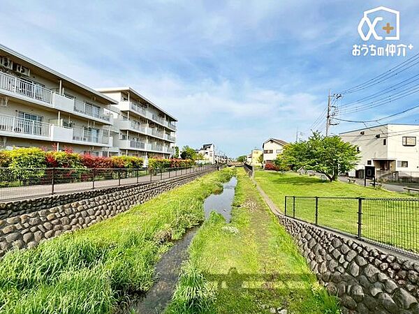 広く開放感ある、広場があり、お散歩コースに最適な環境です。