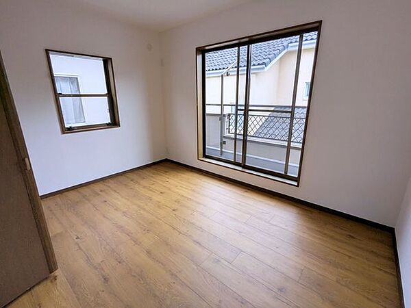 主寝室として使えそうなお部屋です。広めの作りと収納。バルコニーに面し、開放感たっぷりなプライベート空間です。