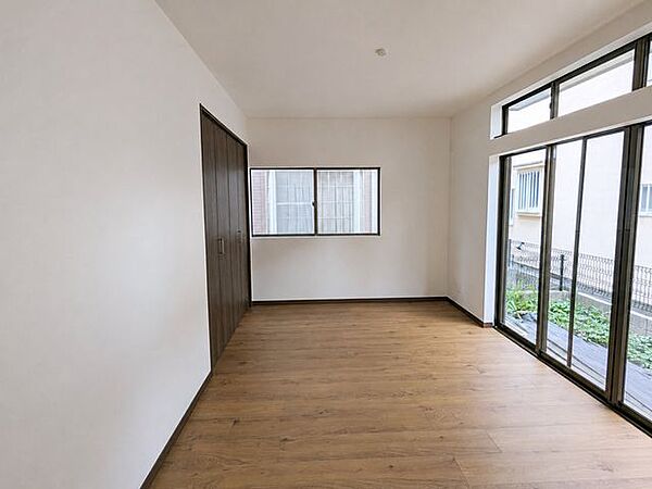 2面採光の明るいお部屋。窓を開ければ心地良い風が通り抜けます。是非、現地で明るさ、風通し、体感してみて下さい。