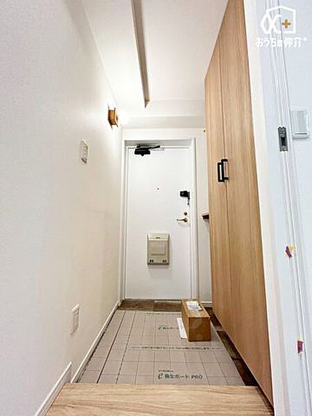 天井高まである玄関収納は、家族分の履物をまとめて収納でき、玄関がスッキリと片付き気持ちの良い空間になります。ちょっとしたお掃除道具も収納できるので毎日の暮らしが豊かになりますね。