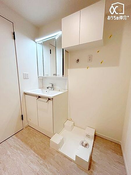 散らかりがちな洗面室のリネンや小物も、スッキリまとめて収納できます！大きな収納があるのはうれしいですね！