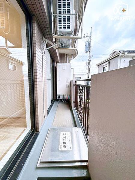 バルコニーは陽ざしがたっぷりと差し込み、とっても気持ちの良い空間になっております。お洗濯もはかどりそうです！
