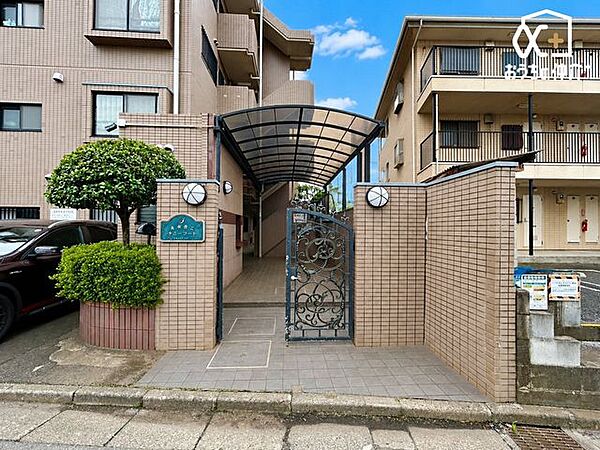 建物の入口は清掃されており、管理体制良好な物件です。デザインもスッキリとした印象ですね！是非一度、現地をご覧になってみませんか？