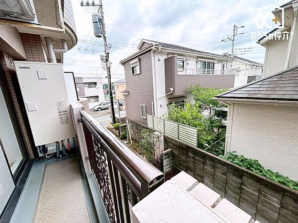 バルコニーから見渡した景色になります。お天気の良い日は、青空がよく見え、気持ちのいい空間になりそうですね！陽当り具合などを、是非現地にてお確かめください！お問い合わせお待ちしておりますね(^^)/