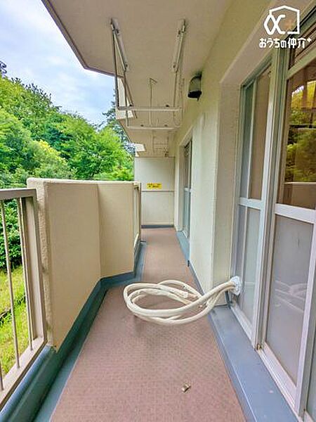 陽当たりの良いバルコニーです。2部屋から出入りできます。