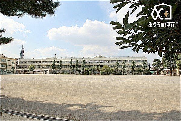 西東京市立田無第三中学校 徒歩7分。昭和37年開校。生徒数390人(令和4年時点) 自治意識を重んじ、自主精神に満ちた人間の育成を目指した目標を掲げている 560m