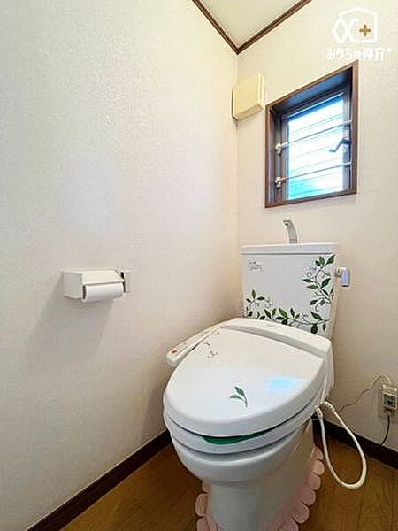 【2Fトイレ】1階と2階にそれぞれトイレを設置。朝のバタバタする時間帯にも混み合うことなく快適にお使いいただけますね。