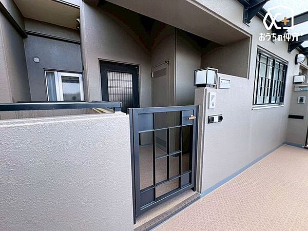 外玄関の様子になります。きれいな外観となっており、広々とした空間が日常に舞い込んできます。角部屋なので、自由にアレンジすることも可能で楽しみが増加しますね！