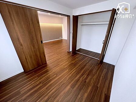 2面採光の明るいお部屋。窓を開ければ心地良い風が通り抜けます。是非、現地で明るさ、風通し、体感してみて下さい。
